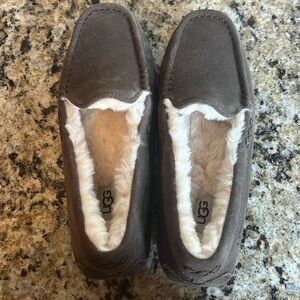 Never worn. Women Ansley UGG slippers size 8 espresso.price negotiable